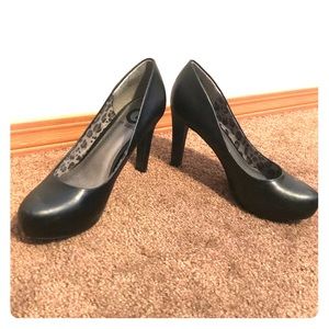 Black pumps by Guess